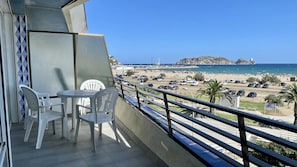 Outdoor dining - Apartment by the Beach in Spain (Torroella de Montgrí)