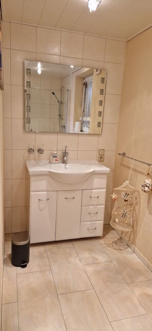Douche, sèche-cheveux, papier toilette