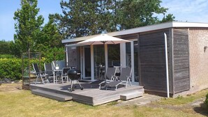 Exterior - Cosy Holiday Home Near Beach (Sint Maartensvlotbrug)