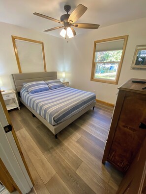 3 bedrooms, travel cot, free WiFi, bed sheets - Cottage by the Beach 2 (Shawano)