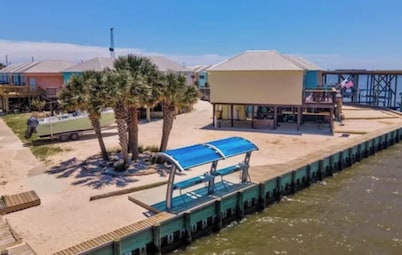 Waterfront 1-bdrm House on Dauphin Island with AC, WiFi, Private Launch. Slps 6