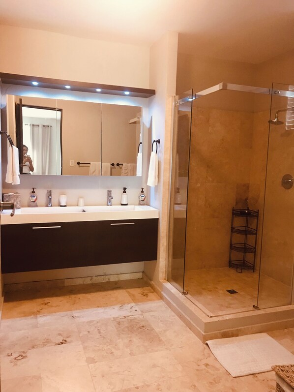 Doccia, asciugacapelli, bidet, asciugamani