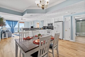 冷蔵庫、電子レンジ、オーブン、コンロ