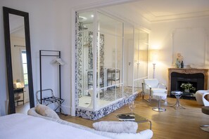 Luxury Double Room, Ensuite, Garden View | Bathroom - La Cour de Beaune (Beaune)