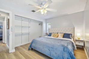 3 Schlafzimmer, Schreibtisch, Bügeleisen/Bügelbrett, WLAN