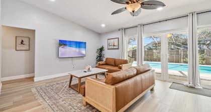 Heated Pool. 3-bedroom house 6.5 miles to honeymoon Island