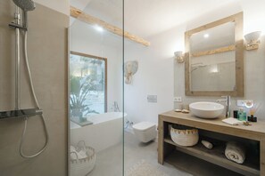 Dusj, hårføner, håndklær og såpe