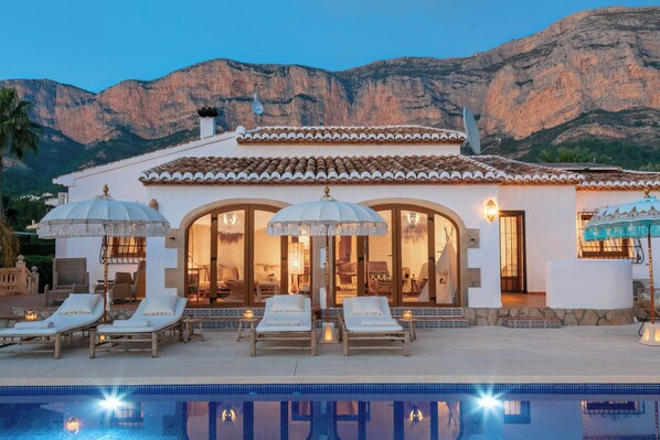 Pool - Luxury villa with unobstructed views of nature, at the bottom of the Montgo with illuminated pool. (Montgo-Toscamar)