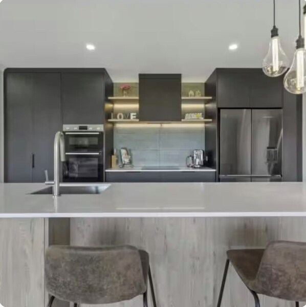 Fridge, microwave, oven, stovetop - Modern & Spacious 2yo Home (New Plymouth)