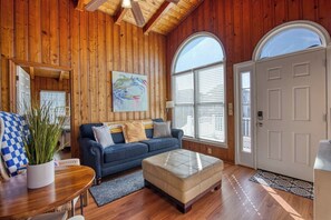 TV - Cozy Five Bedroom, Two Bath Beach Cottage Steps to the Beach (Garden City Beach)