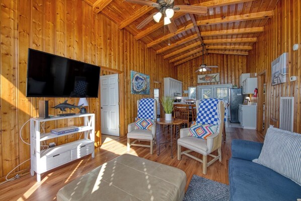 TV - Cozy Five Bedroom, Two Bath Beach Cottage Steps to the Beach (Garden City Beach)