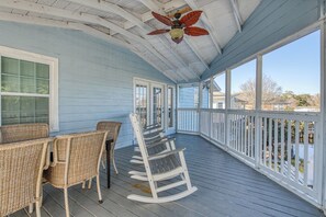 Outdoor dining - Cozy Five Bedroom, Two Bath Beach Cottage Steps to the Beach (Garden City Beach)