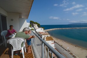 Apartment | Property grounds - Beachfront Apartment in Spain With Pool (Torroella de Montgrí)