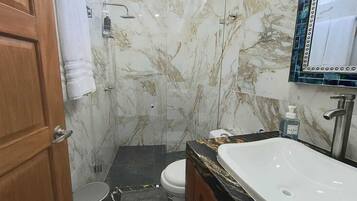 Douche, baignoire à jets, sèche-cheveux, serviettes fournies