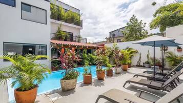 Utendørsbasseng og et oppvarmet basseng