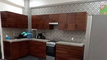 Kjøleskap, mikrobølgeovn, ovn og kokeplater