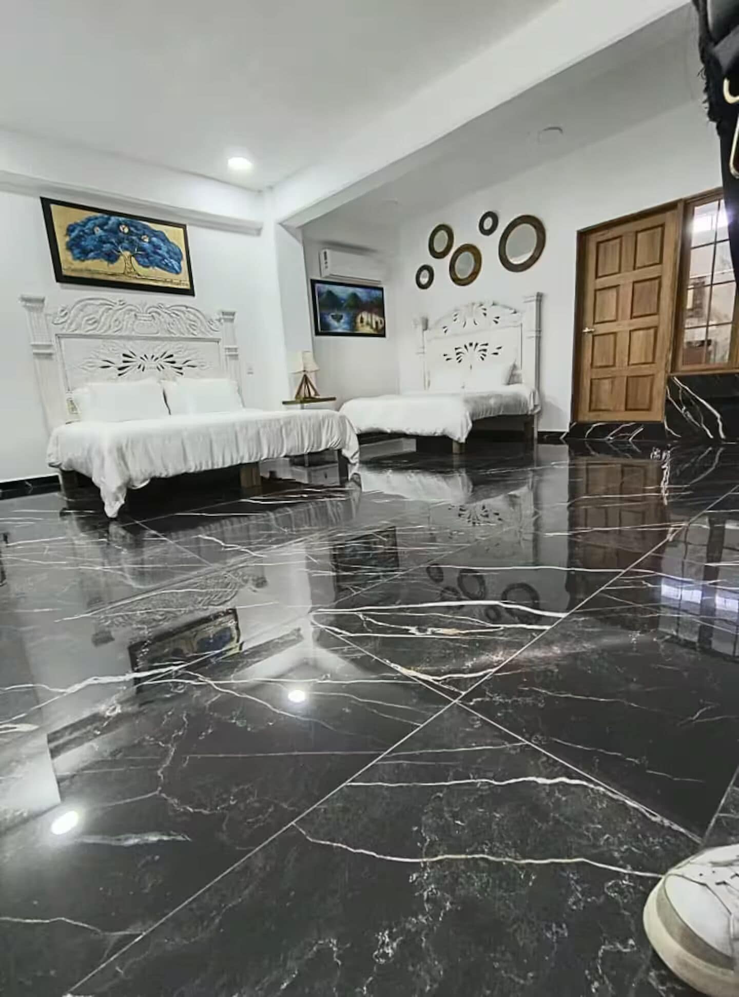 6 chambres, coffre-fort, fer et planche à repasser, lit de bébé portatif