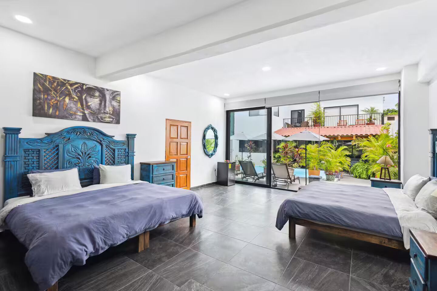 6 chambres, coffres-forts dans les chambres, fer et planche à repasser