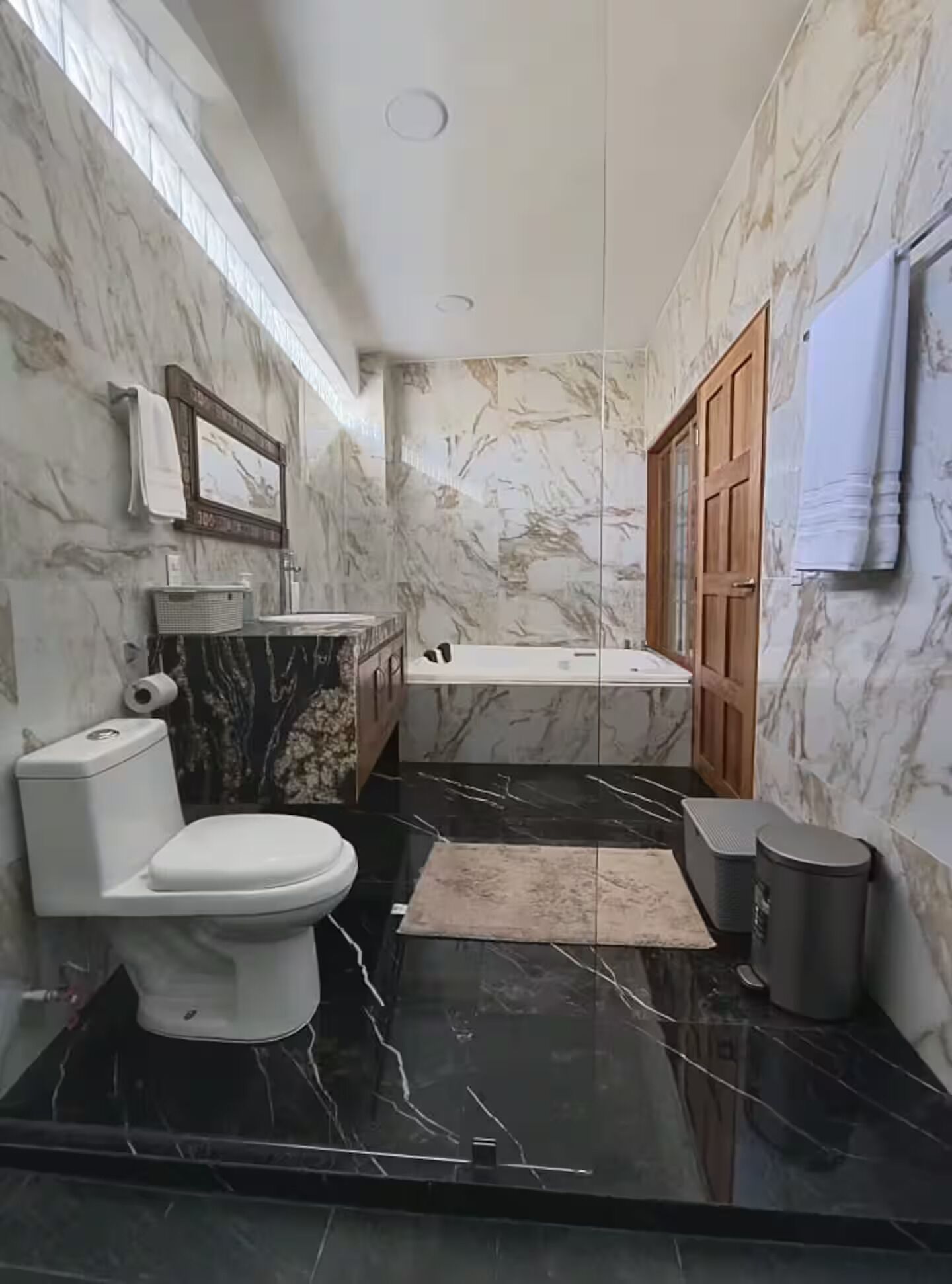 Ducha, bañera de hidromasaje, secador de pelo, toallas