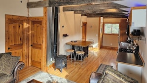 A cozy cabin interior with a dining area, kitchen, and a fireplace. - High-alpine private retreat 2-bedroom house in cozy Alma, close to Breckenridge (Alma)