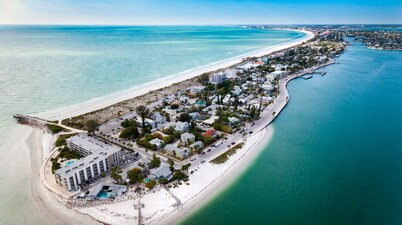 Kick back and relax in this calm, stylish home! Close to downtown, beaches, park