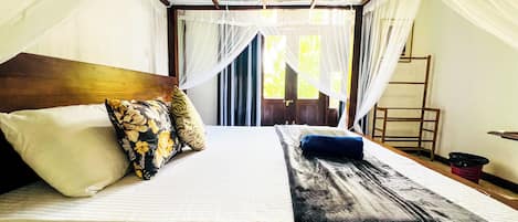 Deluxe Double Room, 1 King Bed, Garden View | Room amenity