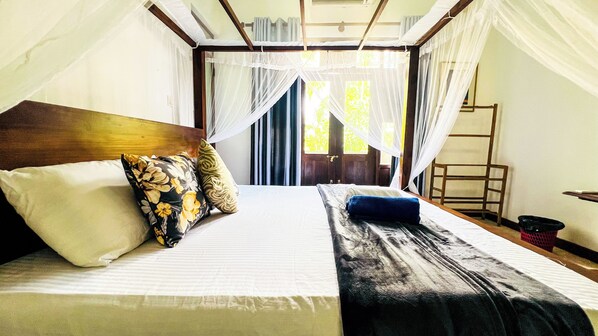 Deluxe Double Room, 1 King Bed, Garden View | Room amenity - Galle Catamaran Villa (Galle)