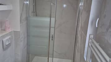 Dusche, Handtücher, Seife, Toilettenpapier