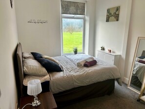 2 bedrooms, iron/ironing board, free WiFi, bed sheets - Scenic 2Bed Retreat in Llanrwst – Gateway to Snowdonia (Llanrwst)