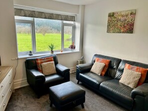 TV - Scenic 2Bed Retreat in Llanrwst – Gateway to Snowdonia (Llanrwst)