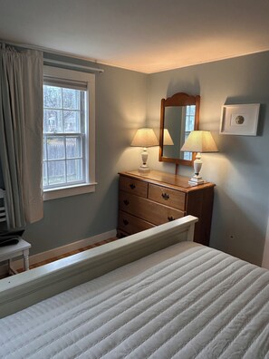 3 bedrooms, desk, travel crib, WiFi