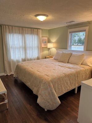 3 bedrooms, desk, travel cot, WiFi