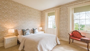 6 bedrooms, iron/ironing board, WiFi, bed sheets