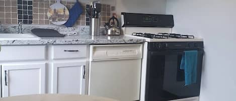Microondas, horno, parrilla de estufa y lavavajillas