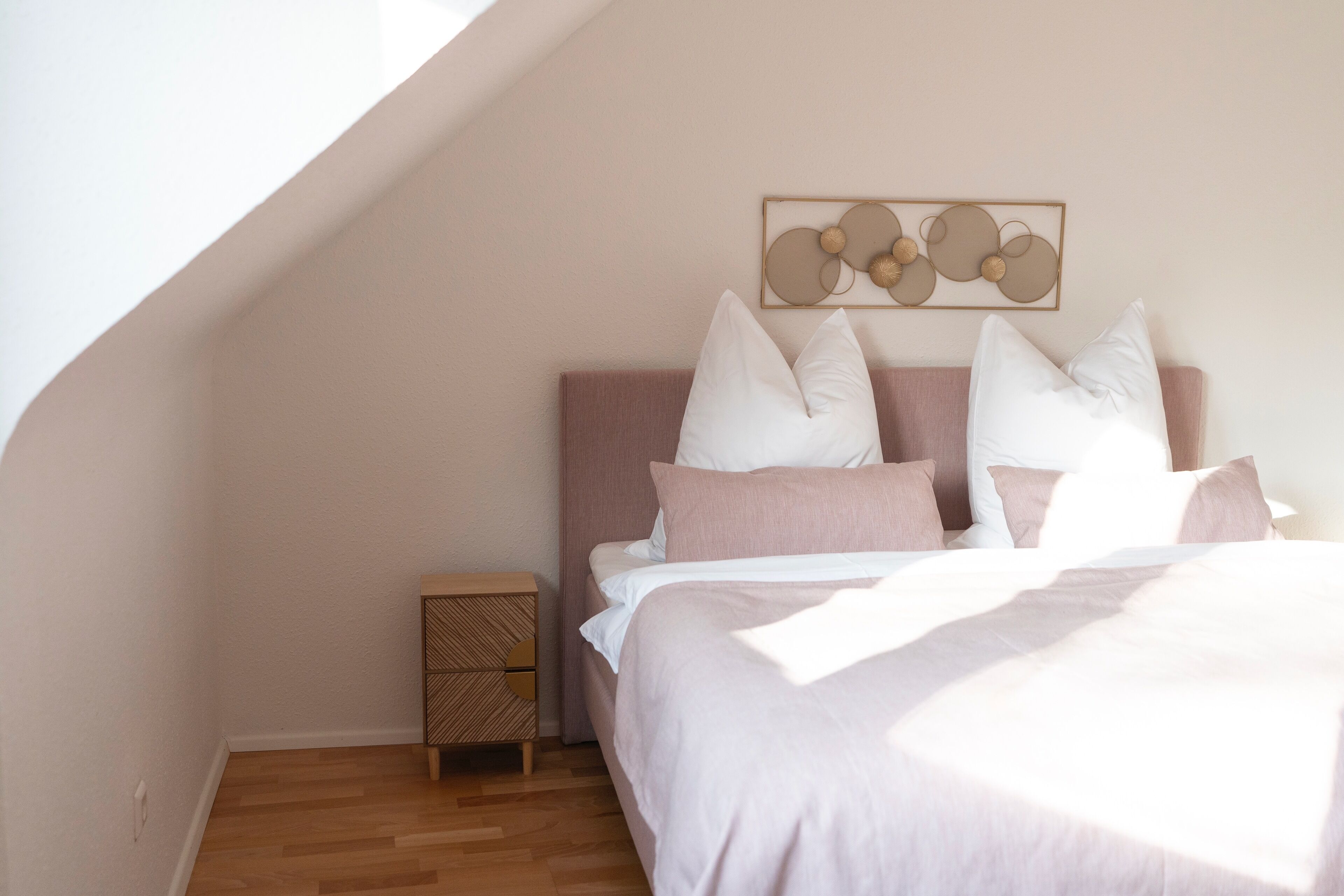 3 habitaciones, tabla de planchar con plancha, wifi y ropa de cama 