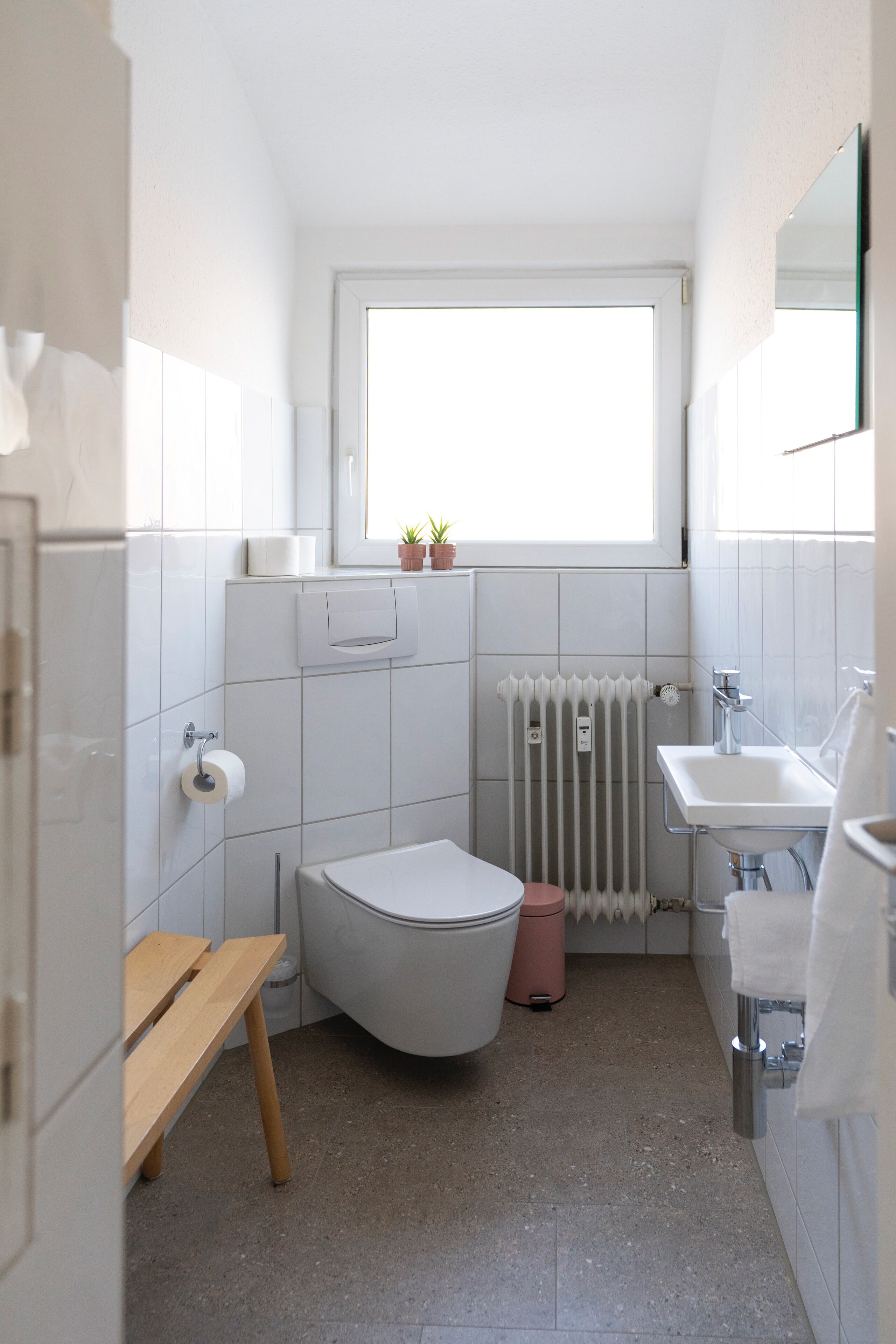 Haartrockner, Handtücher, Seife, Toilettenpapier