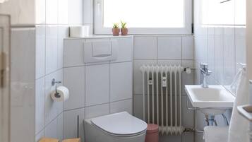 Haartrockner, Handtücher, Seife, Toilettenpapier