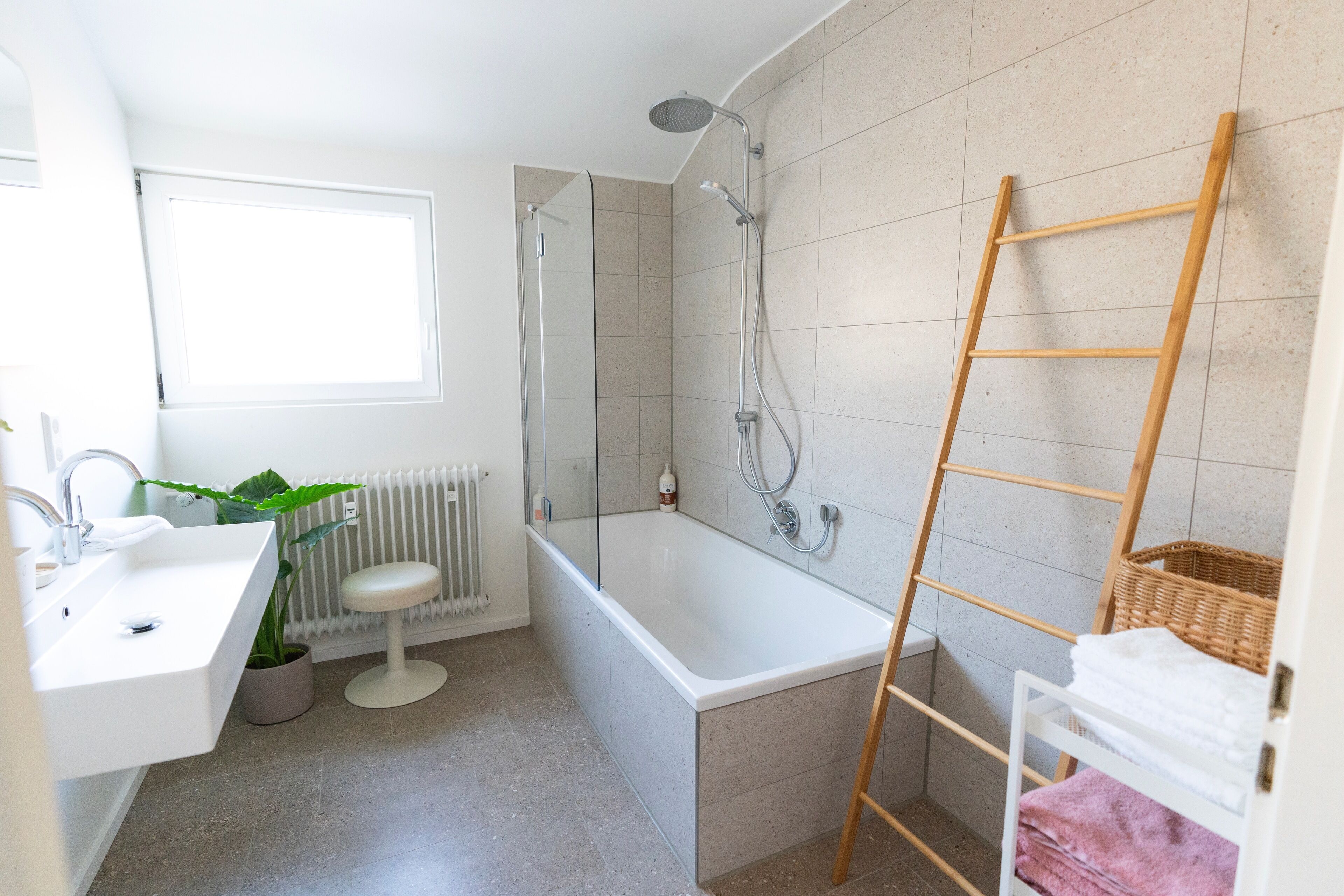 Haartrockner, Handtücher, Seife, Toilettenpapier