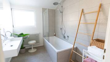 Haartrockner, Handtücher, Seife, Toilettenpapier