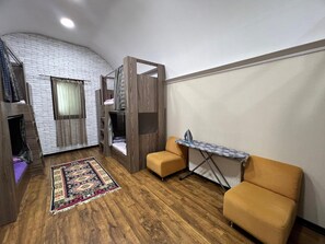 豪華共用宿舍, 僅限女士, 非吸煙房, 庭園景觀 | 書桌、筆電工作空間、遮光布/窗簾、隔音