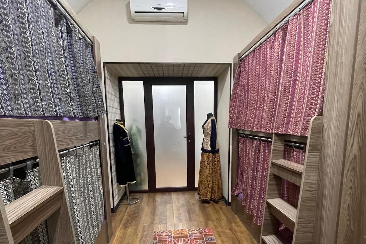 Escritorio, espacio para trabajar con laptop y cortinas blackout 