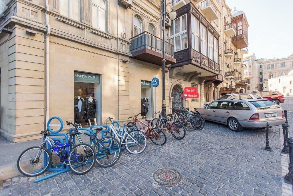 Hotelli nimeltä ”Salam Hostel”, jonka edessä on pyöriä.
