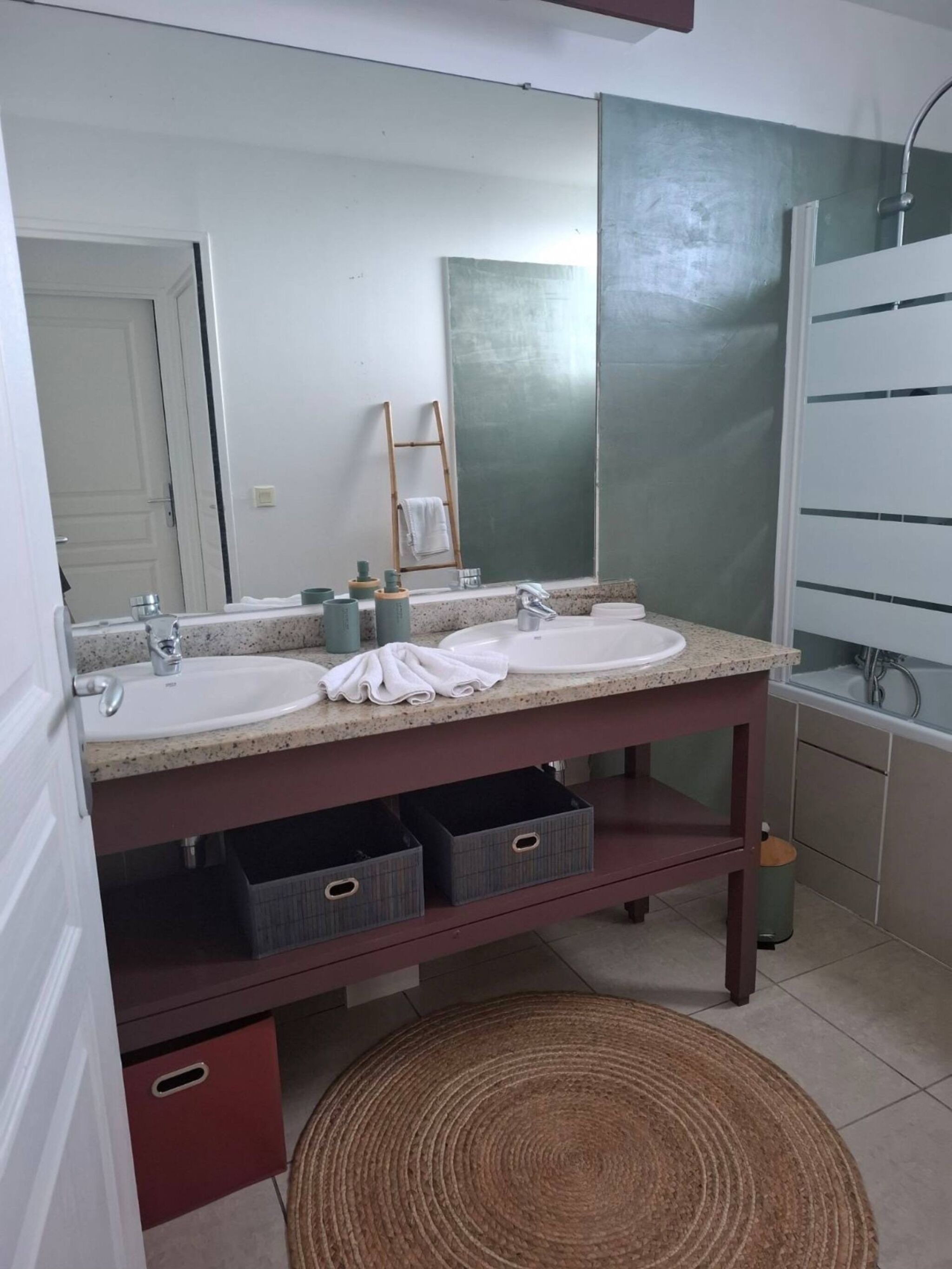 Sèche-cheveux, serviettes fournies, savon, papier toilette