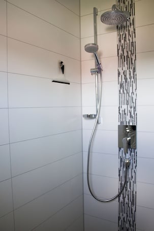 Shower, hair dryer, towels, soap. Spacious 5-star vacation apartment