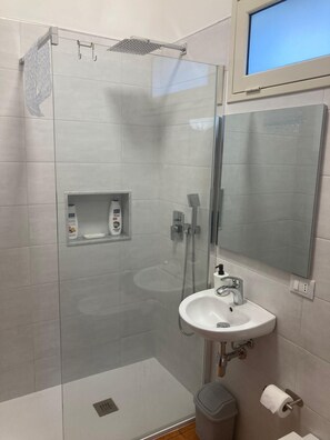 Shower, hair dryer, towels, soap - Charming Refurbished Holiday Home in Sciacca, Sicily (Sicilia)