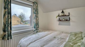 2 bedrooms, iron/ironing board, WiFi, bed sheets