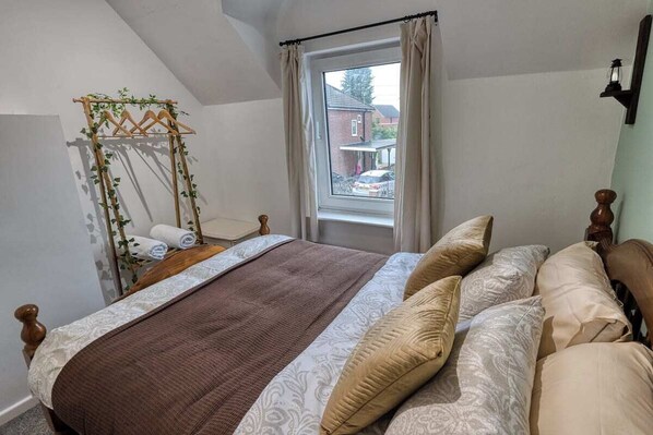 2 habitaciones, tabla de planchar con plancha, wifi y ropa de cama 
