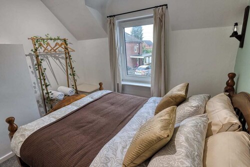 Cosy 2BDR Trafford Cottage, Fits 5, EV charger, WIFI, Parking 
