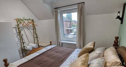 Cosy 2BDR Trafford Cottage, Fits 5, EV charger, WIFI, Parking