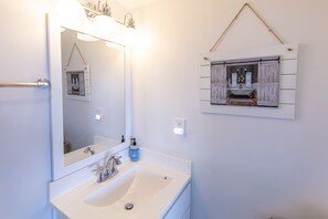 Een douche, een haardroger, handdoeken